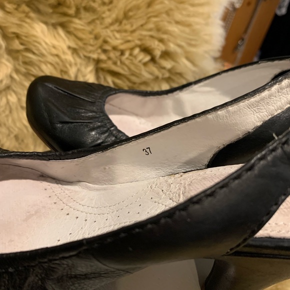 Adorable Locale black leather sling back shoes with leather interior. Size US 7 - Picture 6 of 10